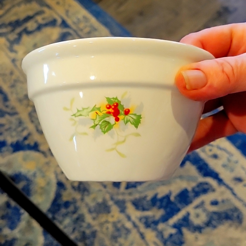 Hall Hollyberries Little icing bowl, Vintage  excellent Condition!